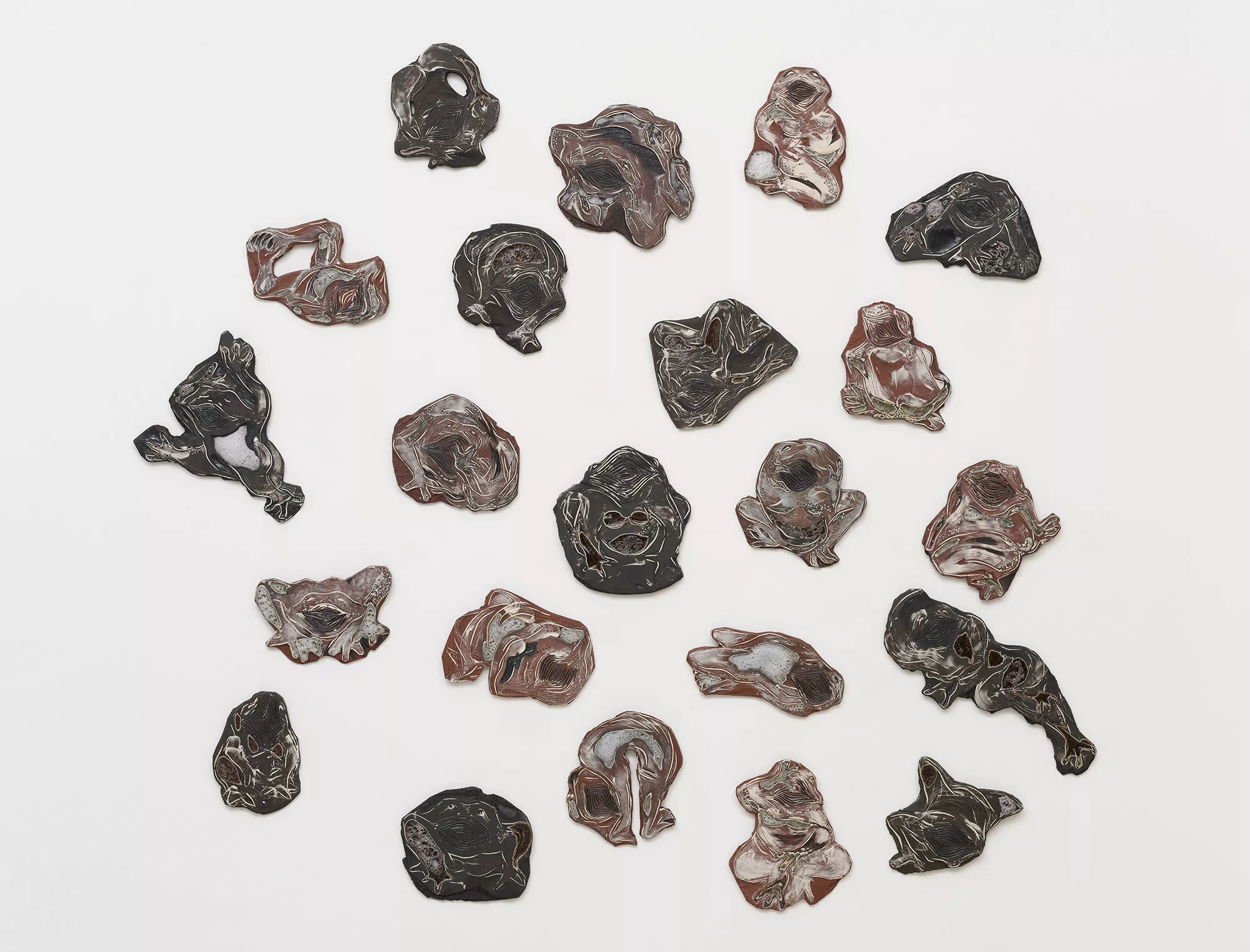 Gaia Fugazza - Limpets - Gaia Fugazza - Limpets - Rane Mute [Mute Frogs], 2023–24  Ceramic and glass, 22 pieces, each 27 × 30 cm 