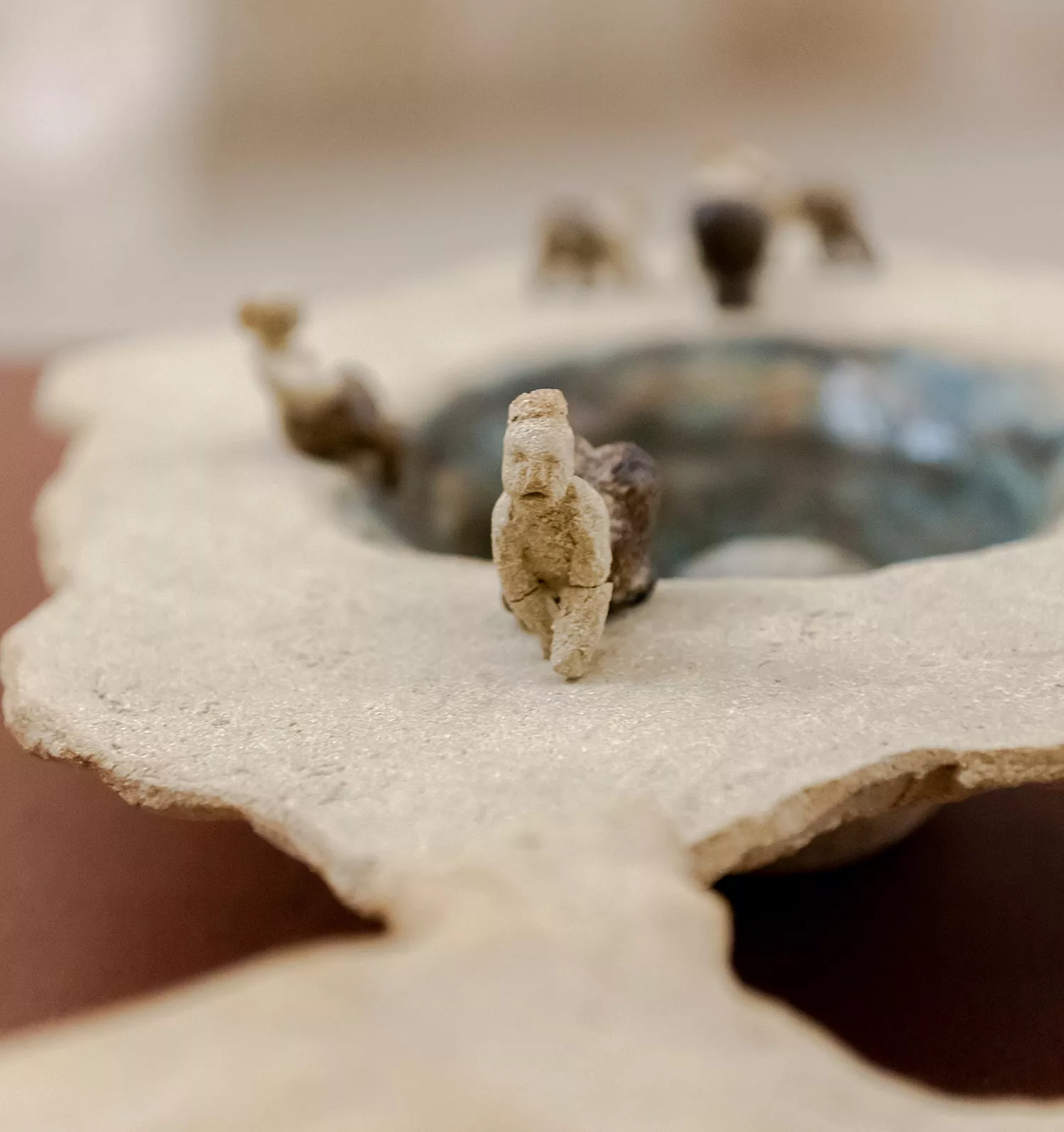 Gaia Fugazza - Gaia Fugazza, Those Who Walk Away (2023), detail of a ceramic sculpture depicting a therianthropic figure, with a rough, sandy-textured surface.